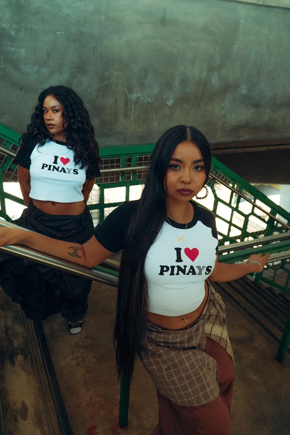 I ❤️ PINAYS I ❤️ PINAS Black and White Cropped Raglan