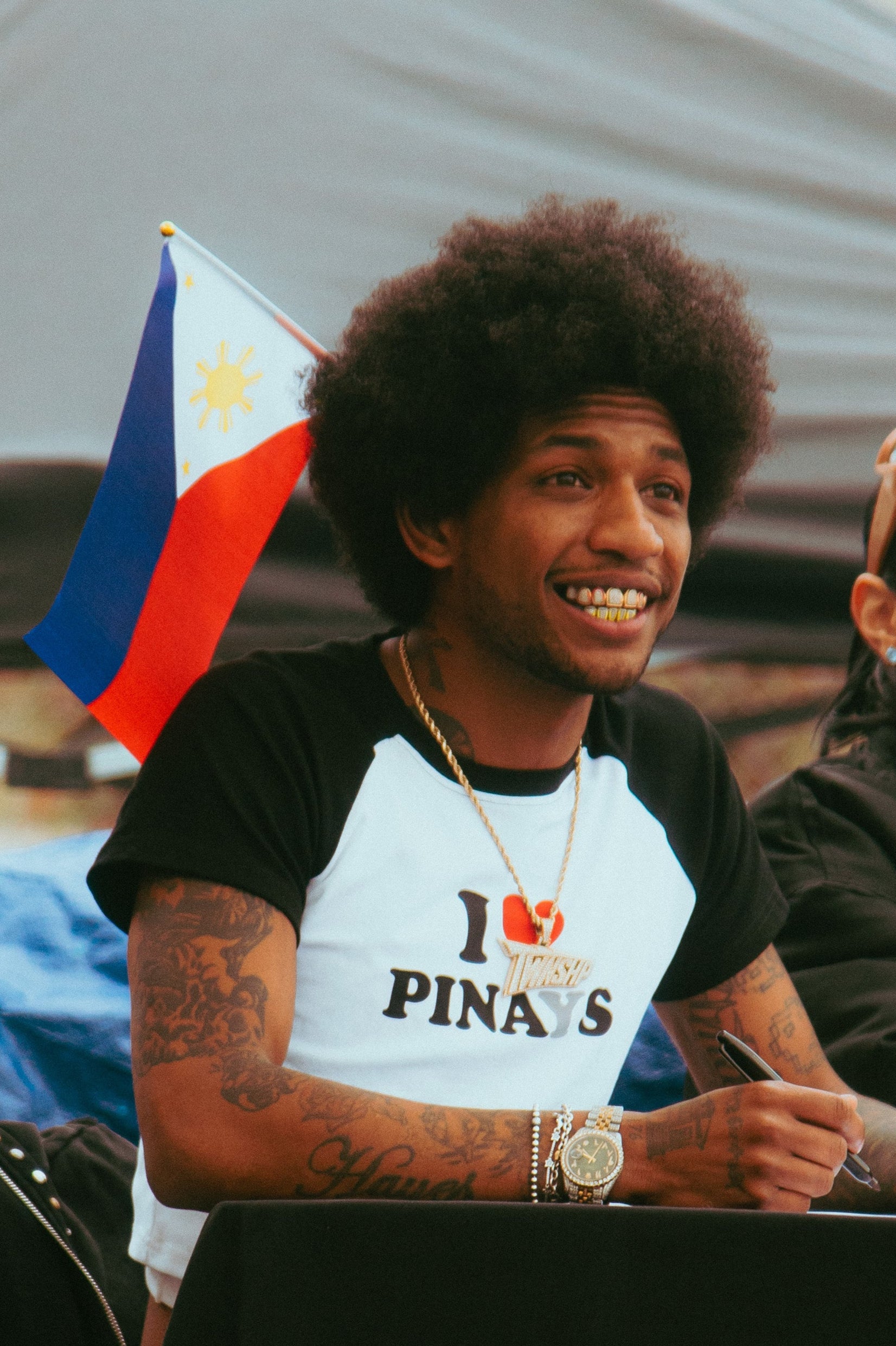 I ❤️ PINAYS I ❤️ PINAS Black and White Cropped Raglan